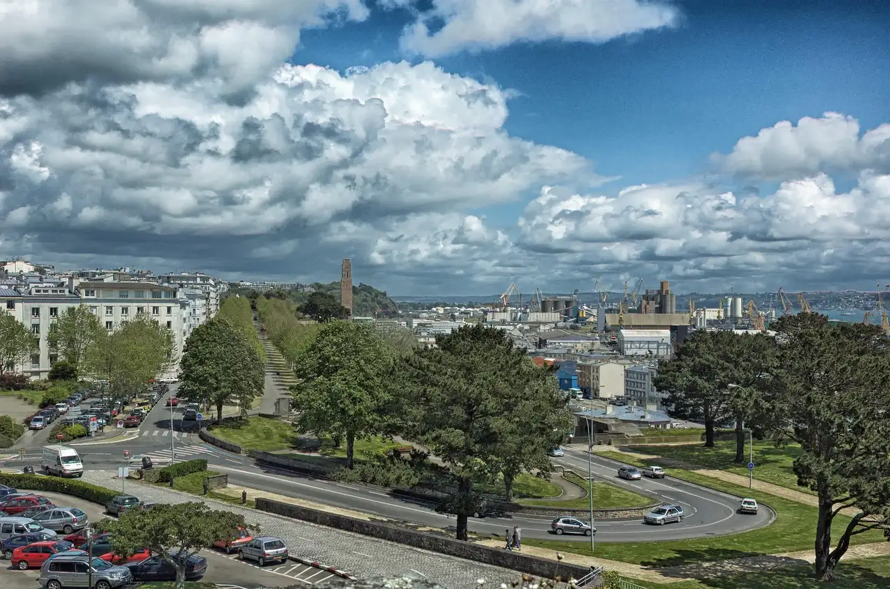 Qual é o tempo de viagem de ônibus ou trem de Amsterdã a Brest?