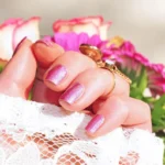 Qual esmalte escolher para vestido verde? Dicas de combinação!