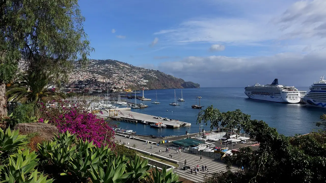 Quanto tempo dura a viagem de Amsterdã a Funchal de ônibus ou trem?