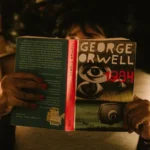 Quem é o autor do mundo distópico de 1984?