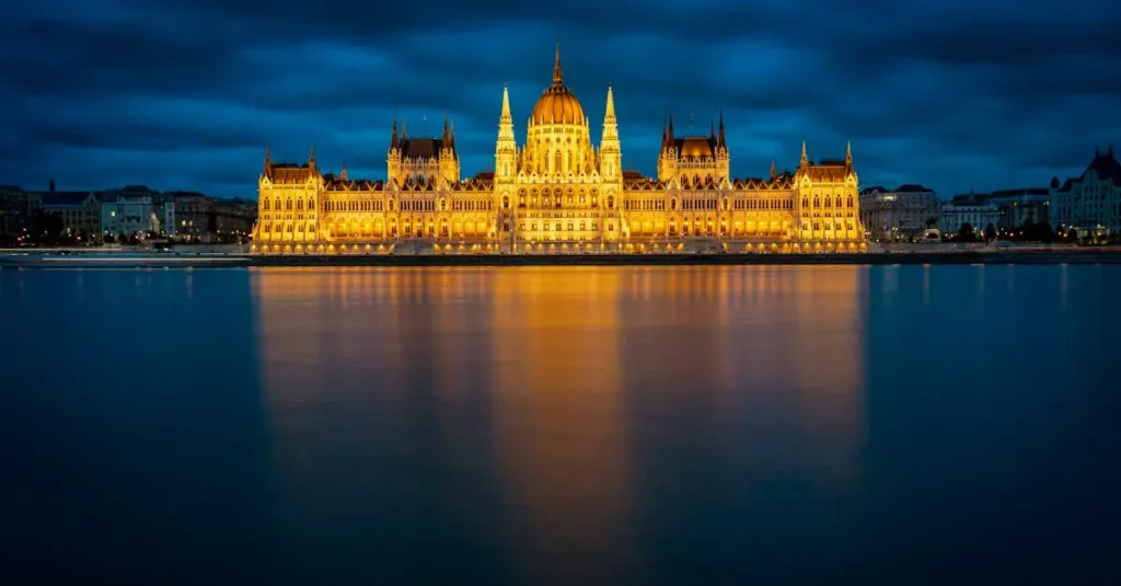 Qual cidade do Danúbio abriga um parlamento impressionante?