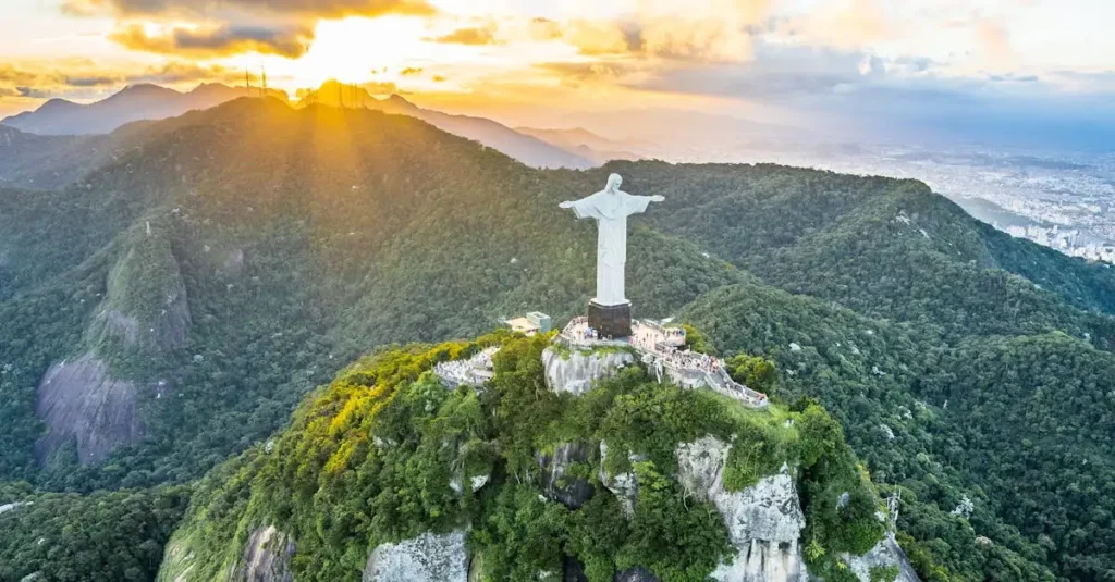 Qual montanha no Rio tem a famosa estátua do Cristo Redentor?