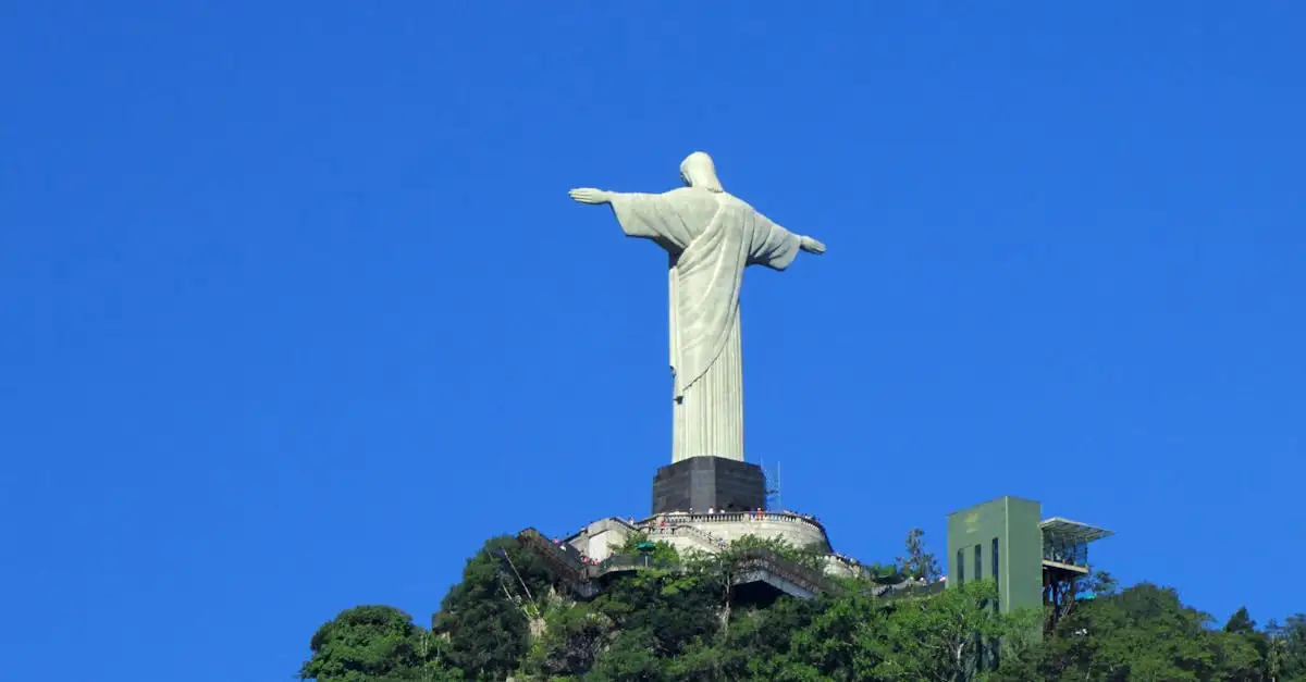 Qual montanha no Rio tem a famosa estátua do Cristo Redentor?